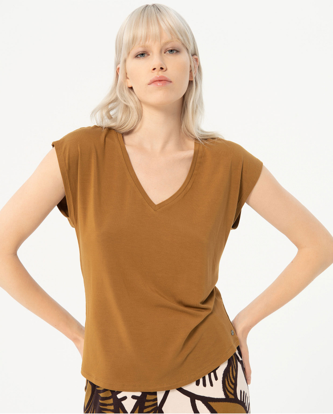 Sleeveless elastic T-shirt...