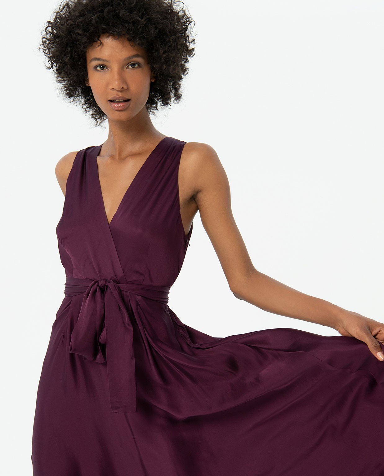 Robe longue et croisée en satin lisse Grenat