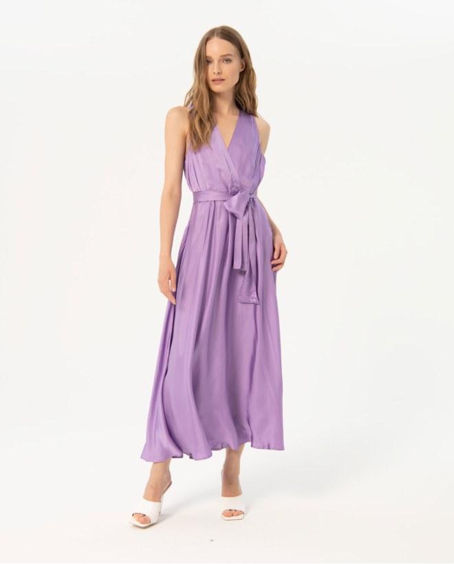 Robe longue et croisée en satin lisse Lila