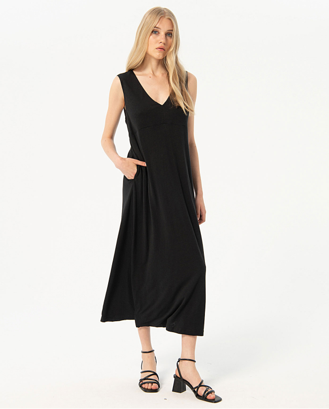 Plain sleeveless long dress...