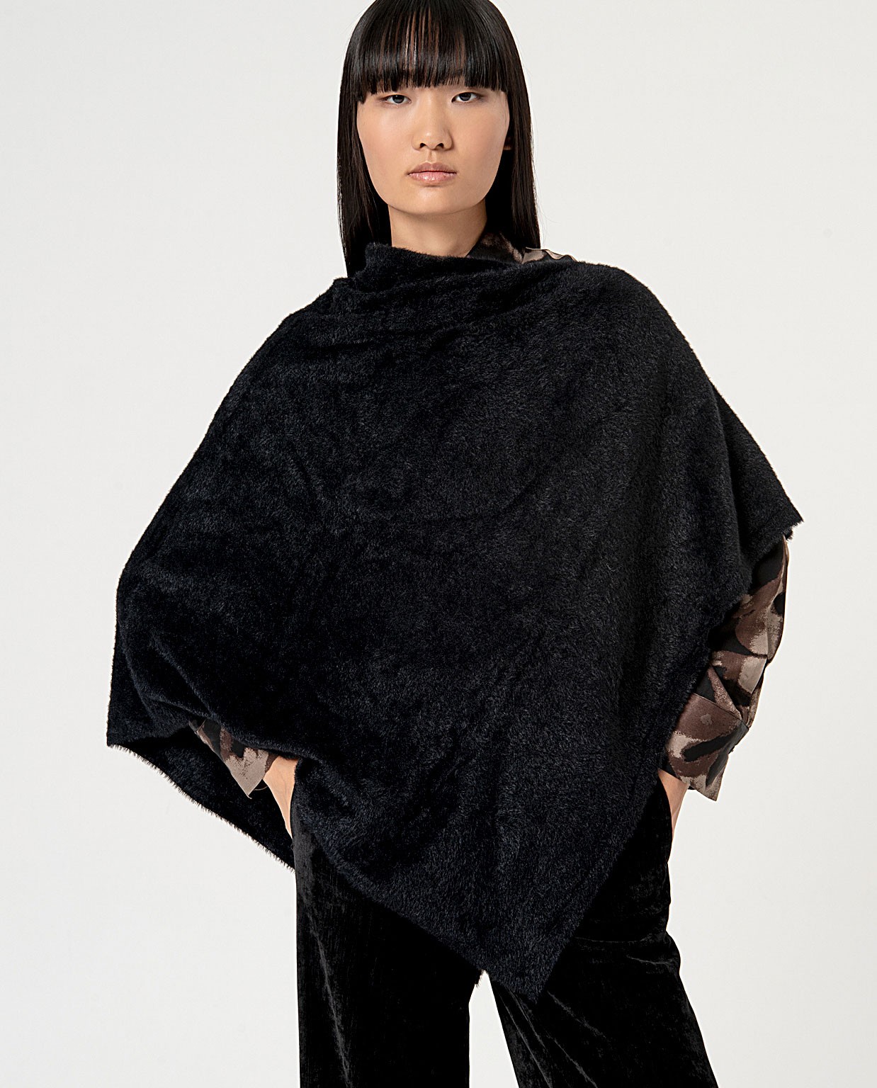 Plain knitted poncho with pile Black