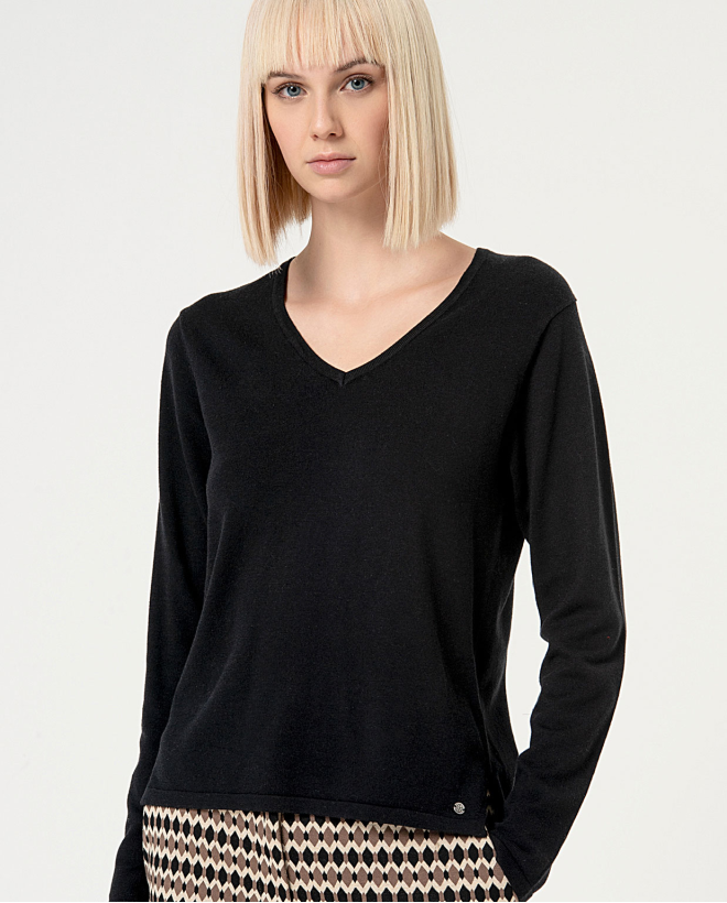 Plain V-neck knitted...