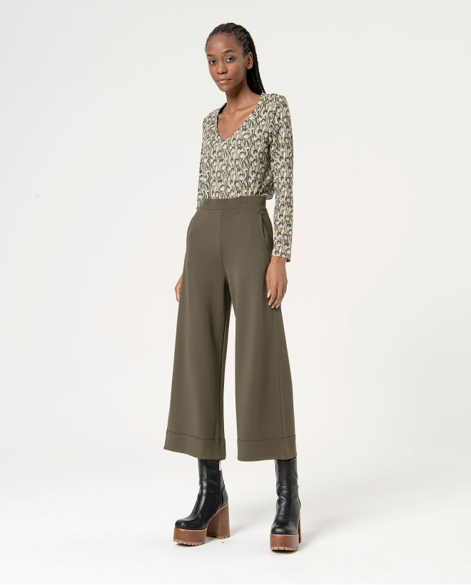 Plain elastic cropped pants...