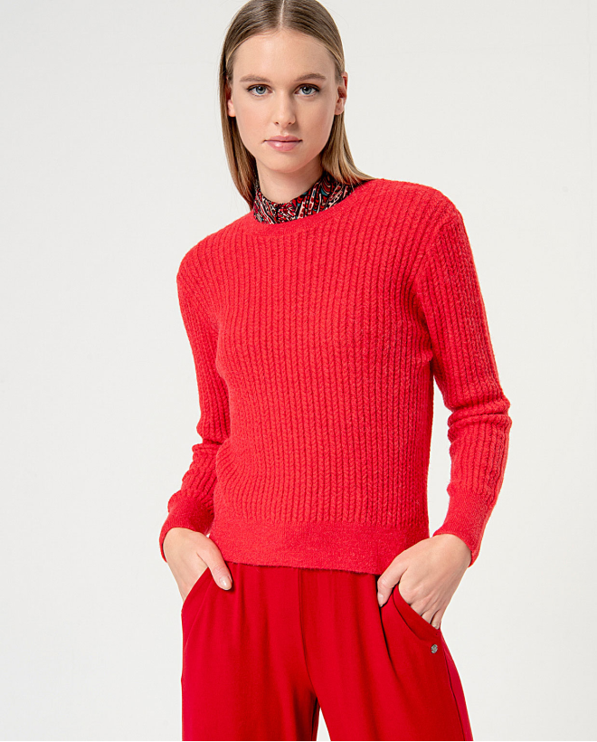 Short plain knitted sweater...