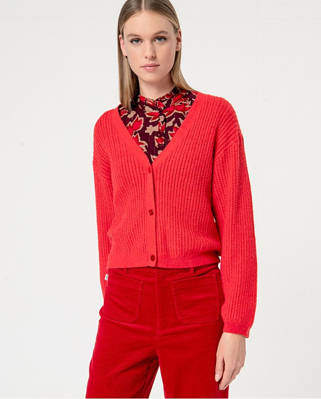 Cardigan court en maille uni. Rouge