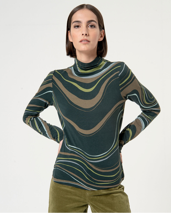 Long sleeve t-shirt with perkins collar. Green