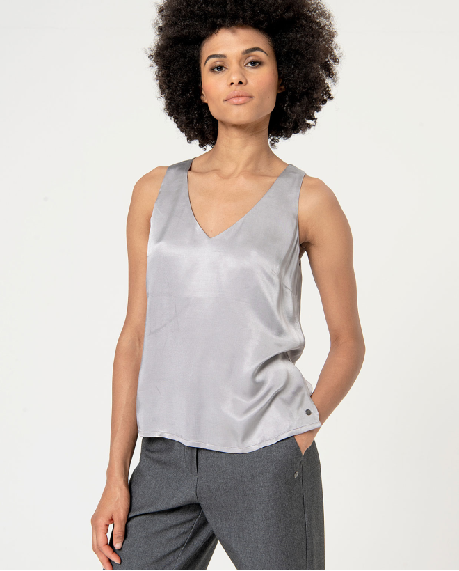 Top à col V en satin lisse Gris