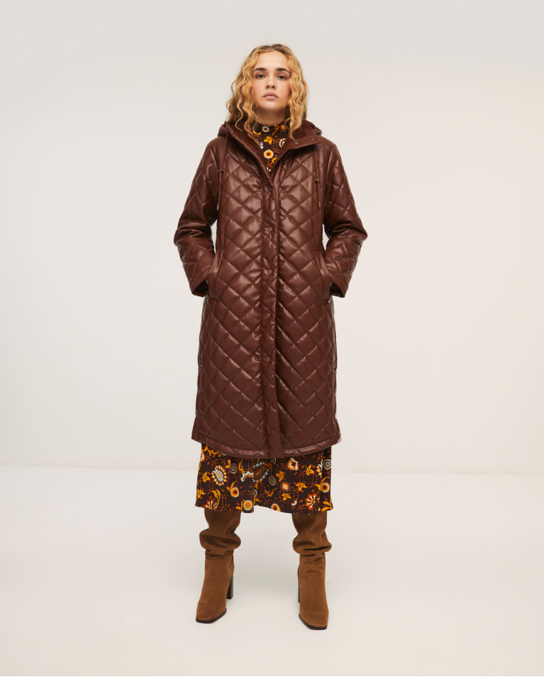 Manteau matelassé et fourrure peau de mouton. Marron