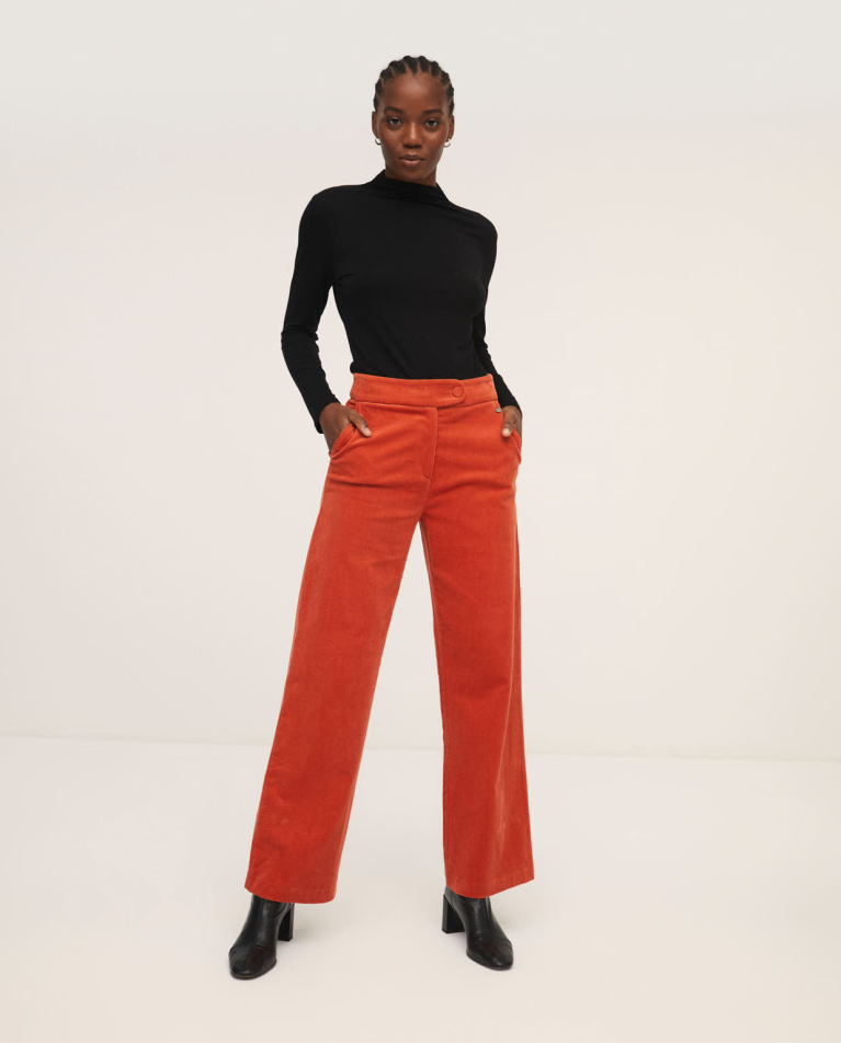 Pantalon droit avec bouton doublé en ceinture. Orange