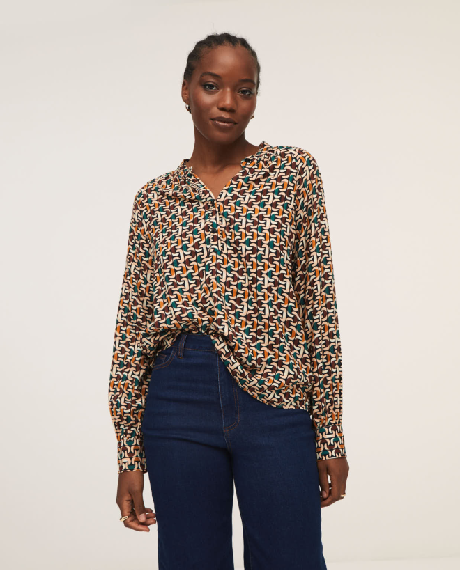 Blouse avec patte de boutonnage jusqu'à poitrine. Noir