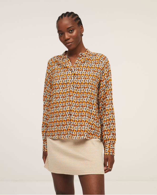 Blouse avec patte de boutonnage jusqu'à poitrine. Marron