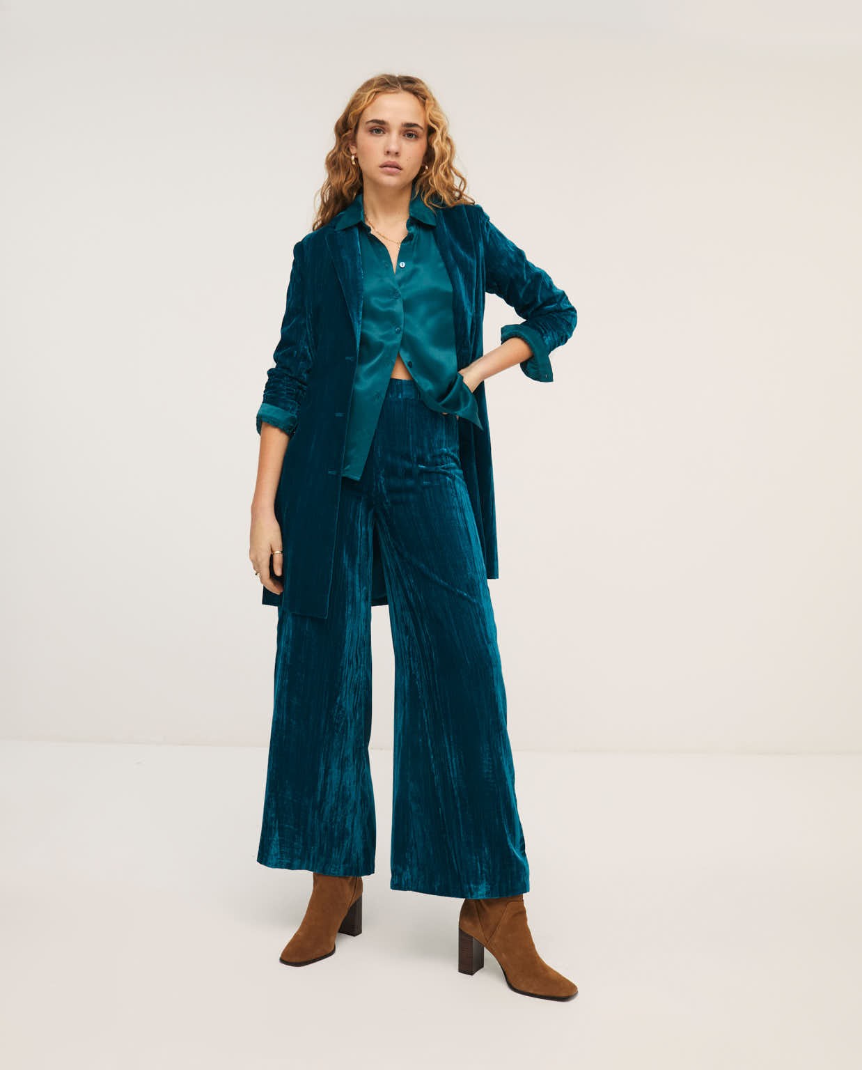 Long wide trousers in velvet Petrol blue