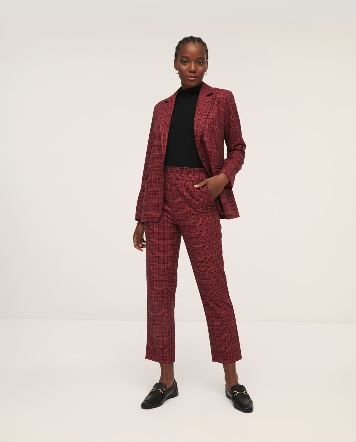 Pantalon droit avec ceinture élastique. Fushia