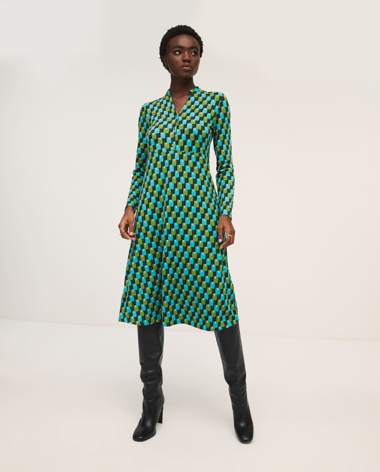 Robe longue avec patte en décollété en v. Vert