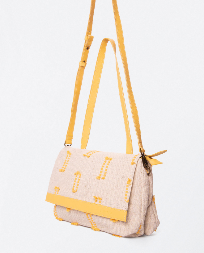 Sac à bandoulière avec rabat et poignée courte. Jaune