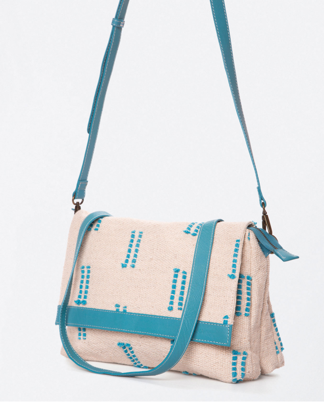Sac à bandoulière avec rabat et poignée courte. Turquoise
