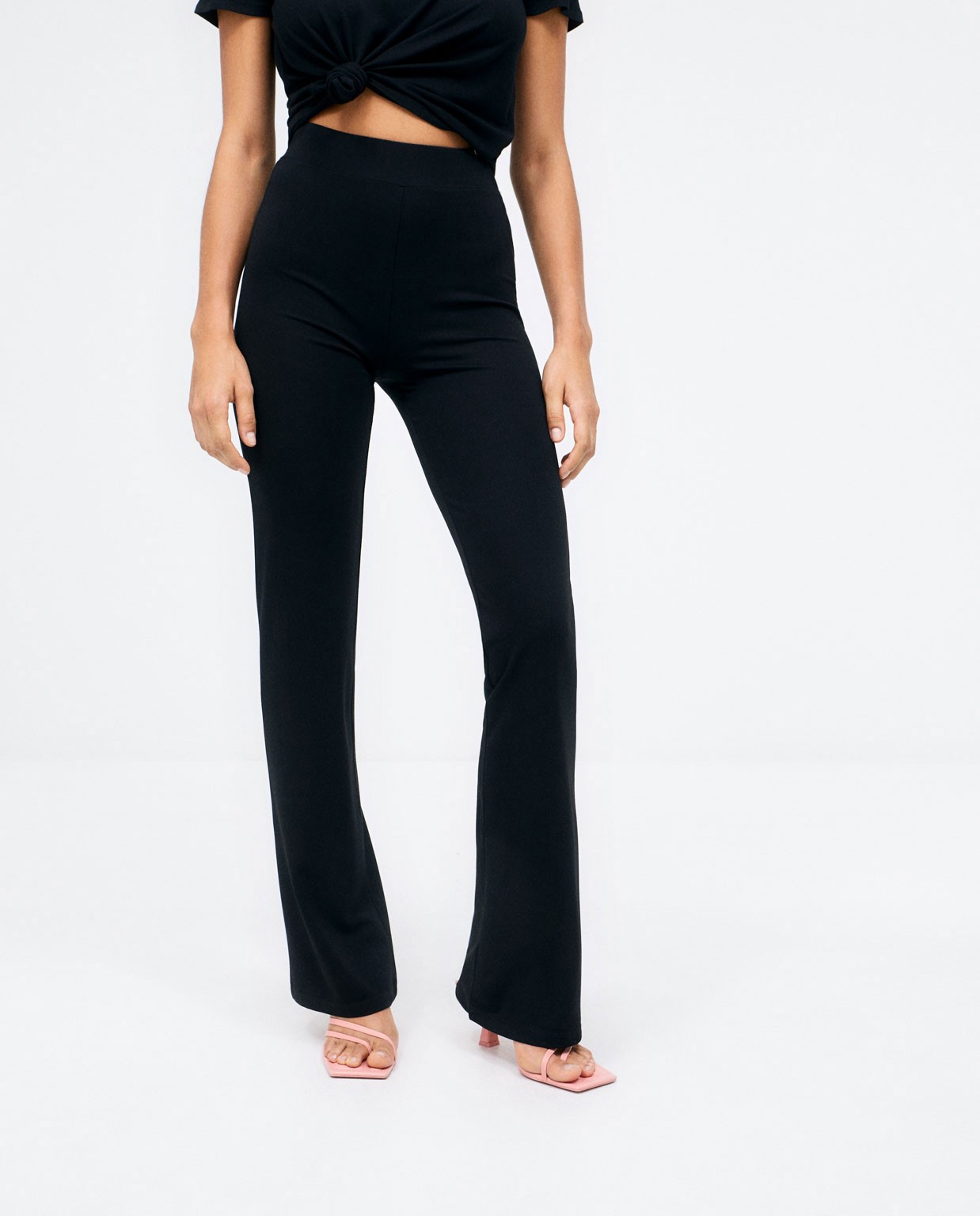 Long bell-bottom trousers. Elastic. Plain. Black