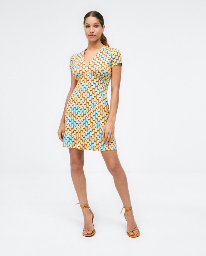 Robe courte. Col en V....