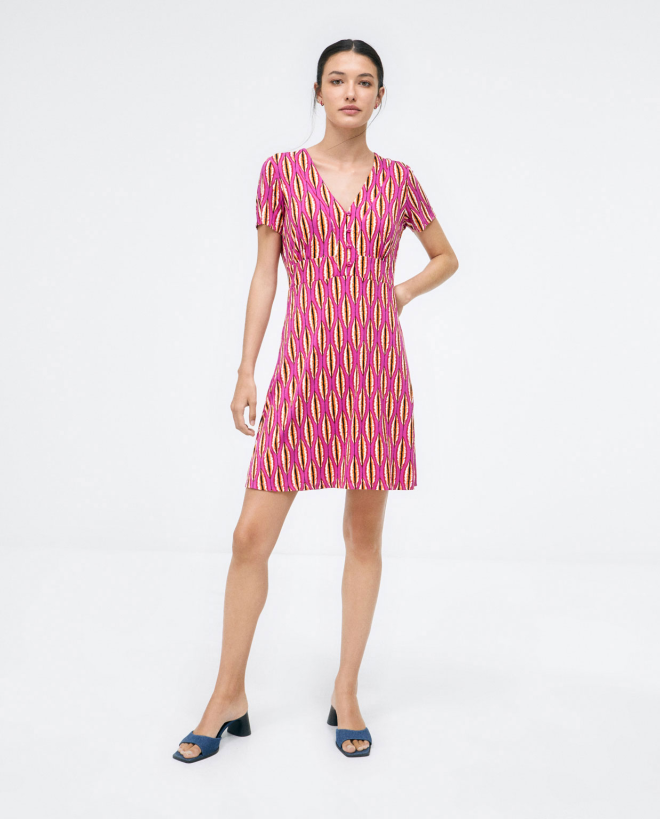 Robe courte. Col en V....
