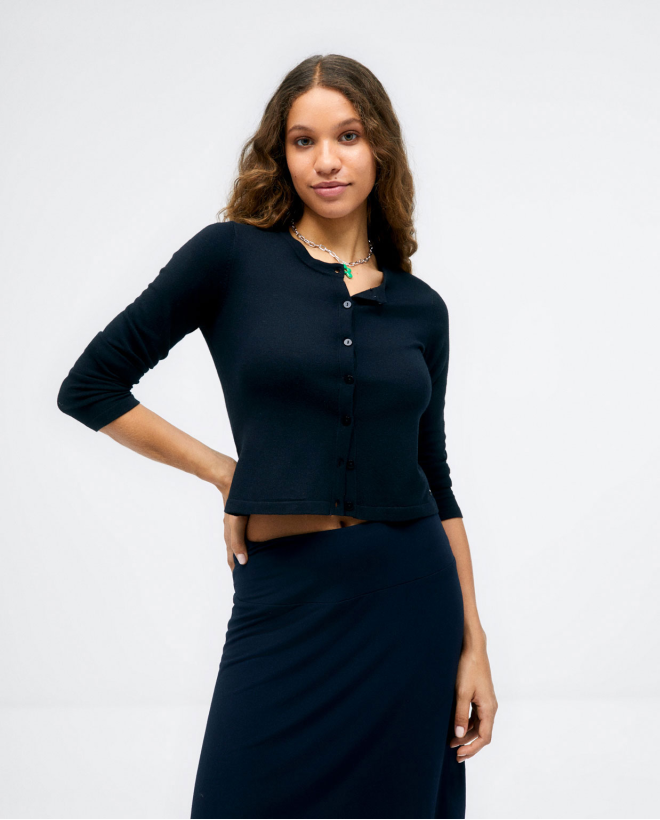 Short knitted cardigan with...