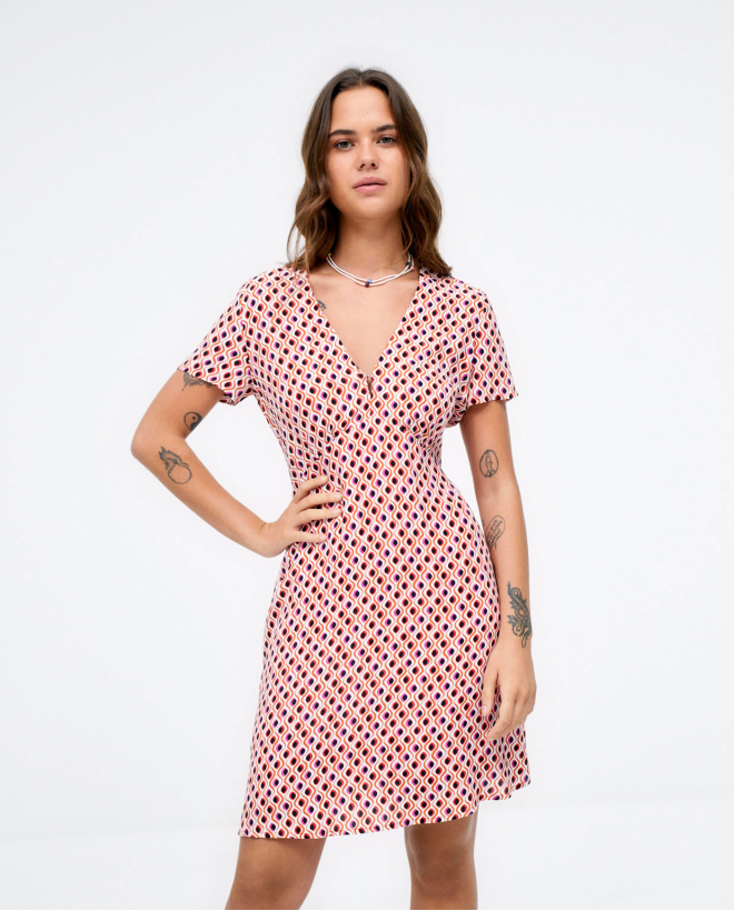 Robe courte. Col en V....