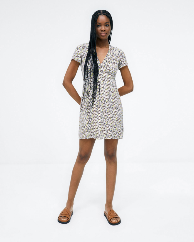 Robe courte. Col en V....