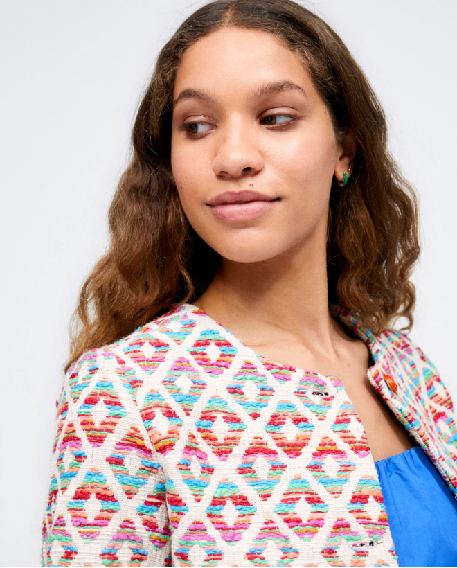Veste courte sans col. Fermeture par boutons. Impr Multi