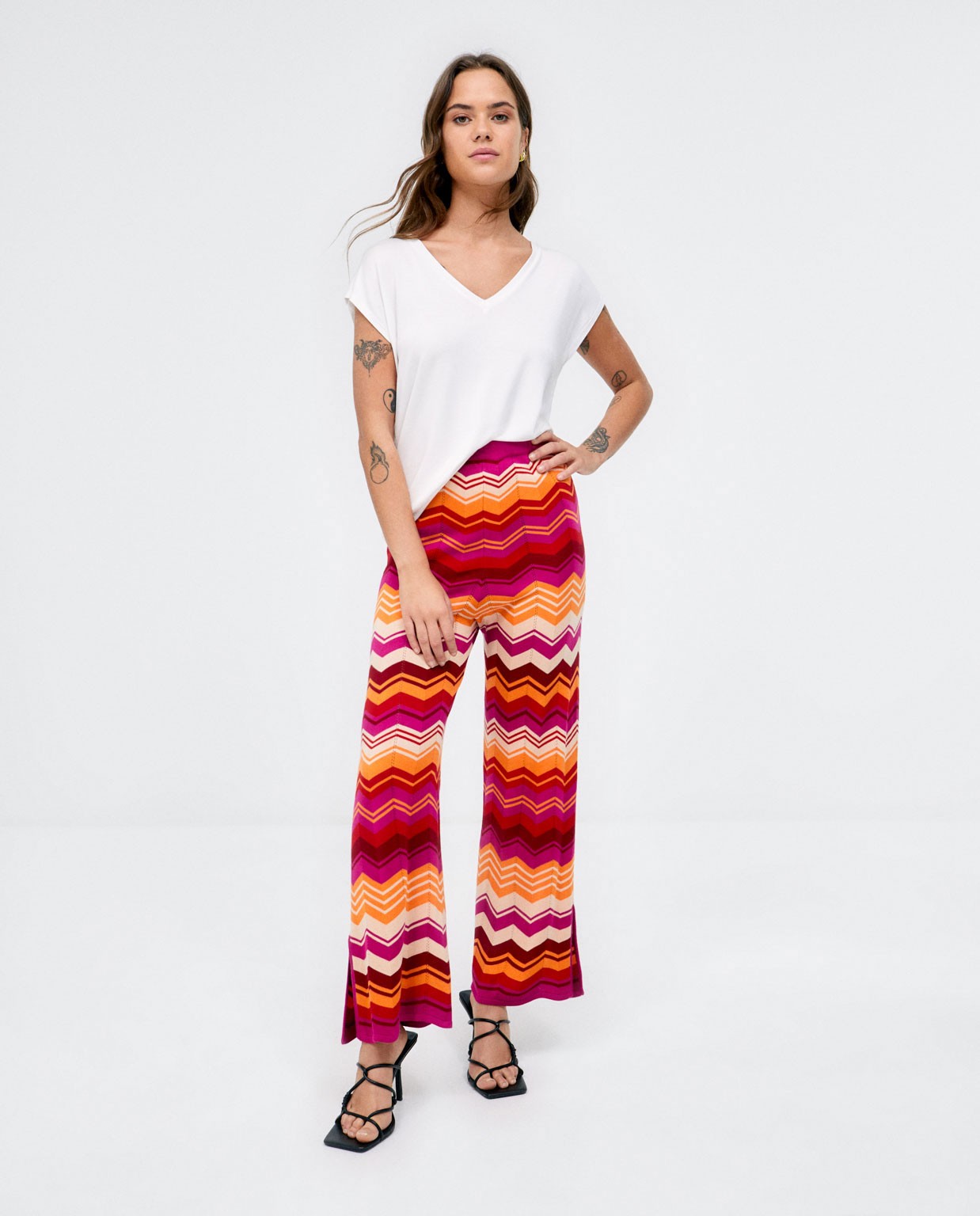 Pantalon long droit en tricot. Rayures  Fushia