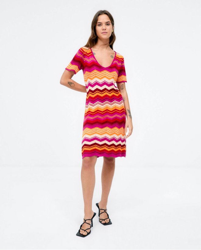 Robe courte en tricot. Col...