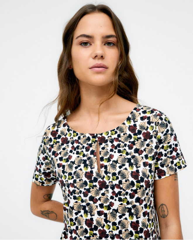 Robe courte, manches...