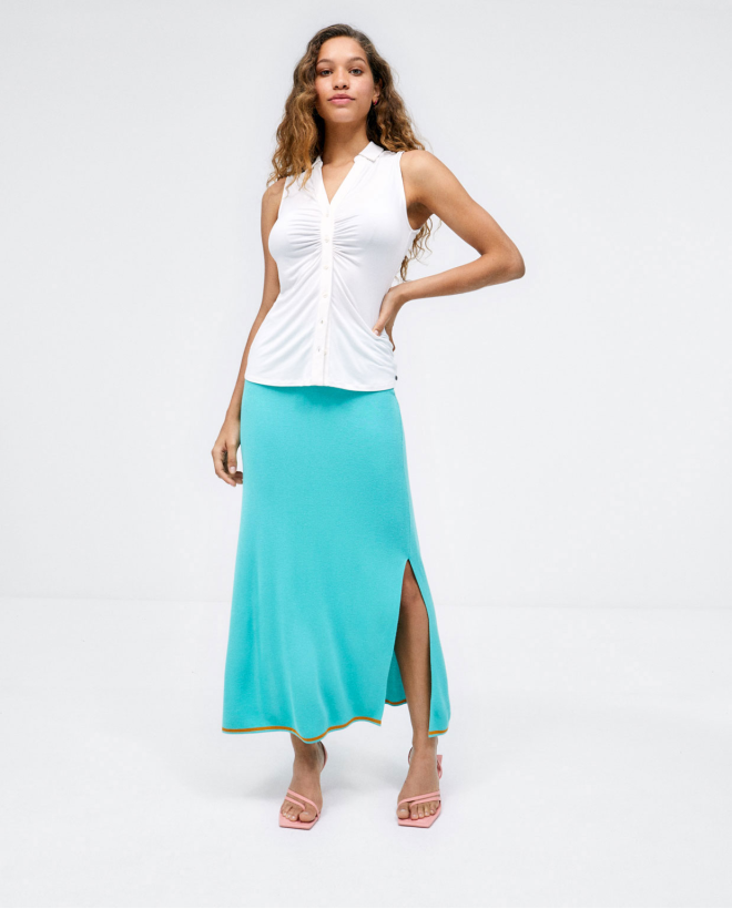 Jupe longue en tricot avec fentes. Turquoise