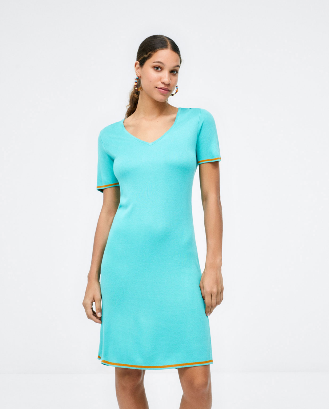 Robe courte en tricot. Col en V. Turquoise