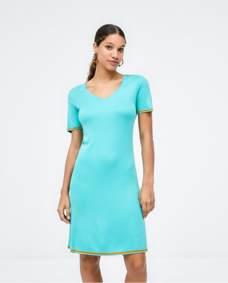 Robe courte en tricot. Col en V. Turquoise