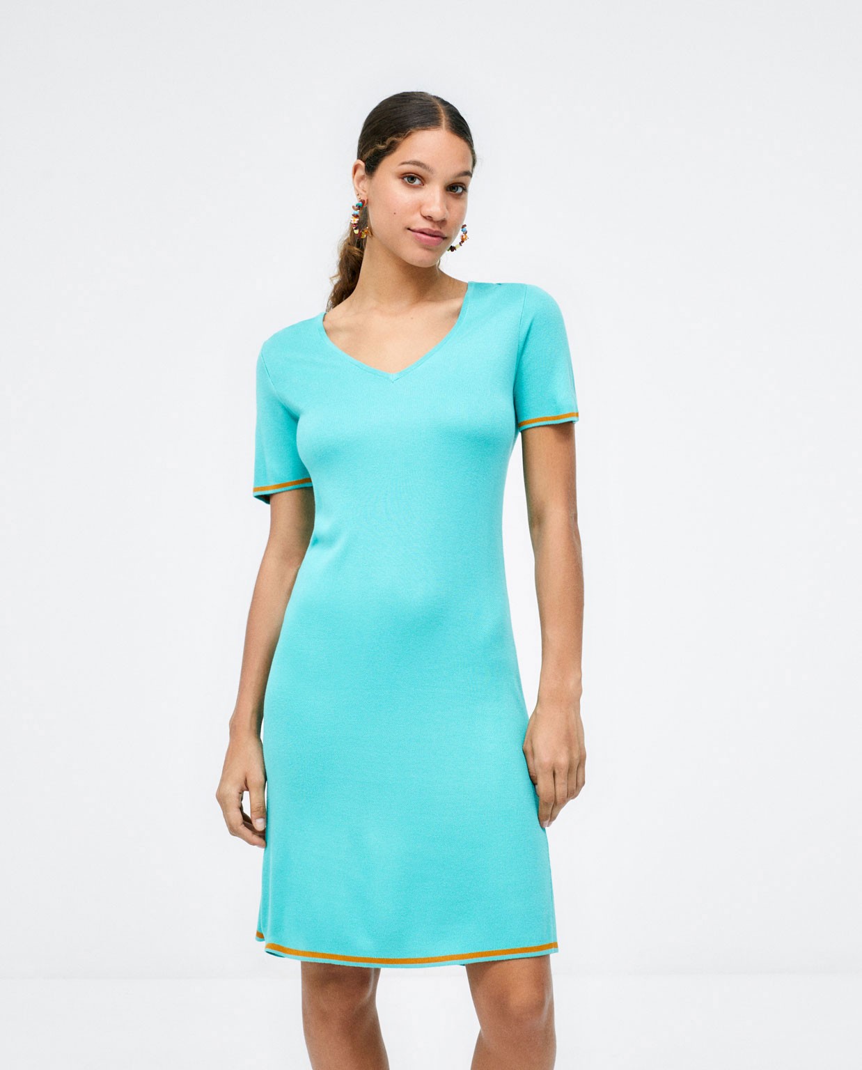 Robe courte en tricot. Col en V. Turquoise