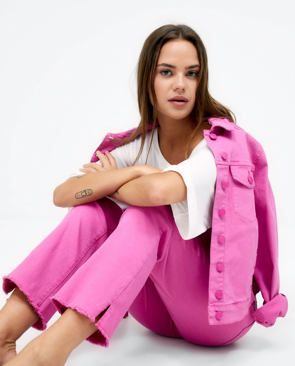 Pantalon long et droit en denim. Uni. Fushia