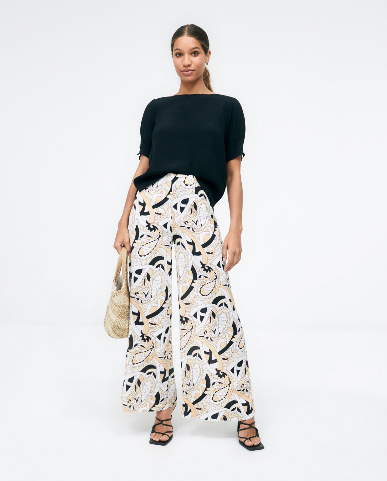 Blouse à manches françaises avec dos boutonné.  Noir