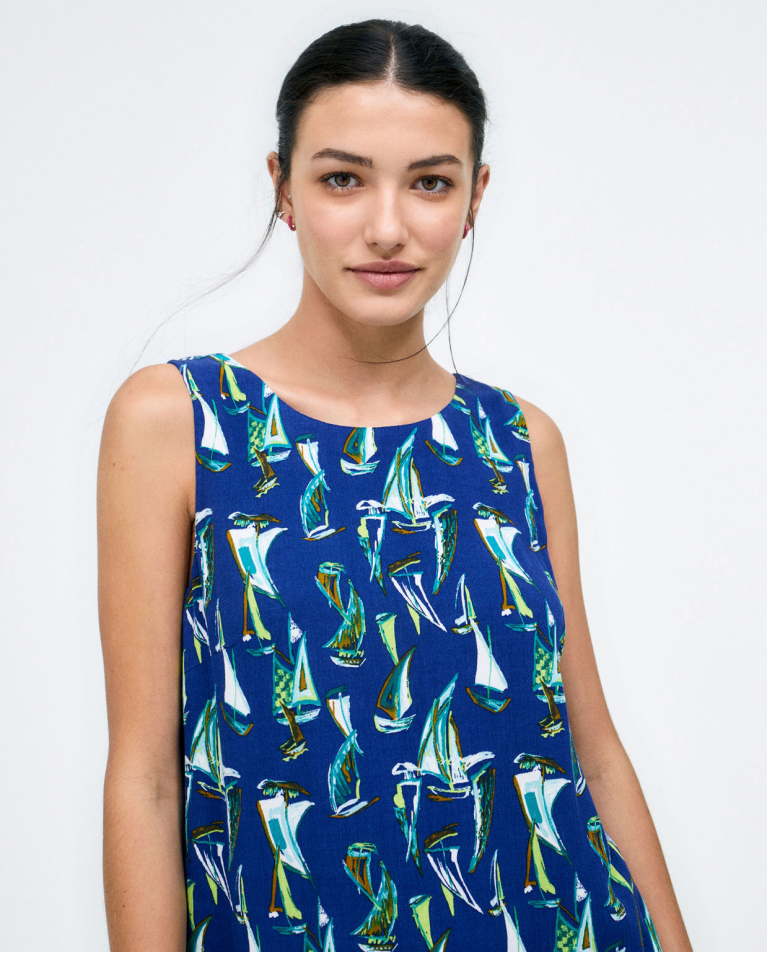 Robe courte. Dos froncé. Impression Bleu