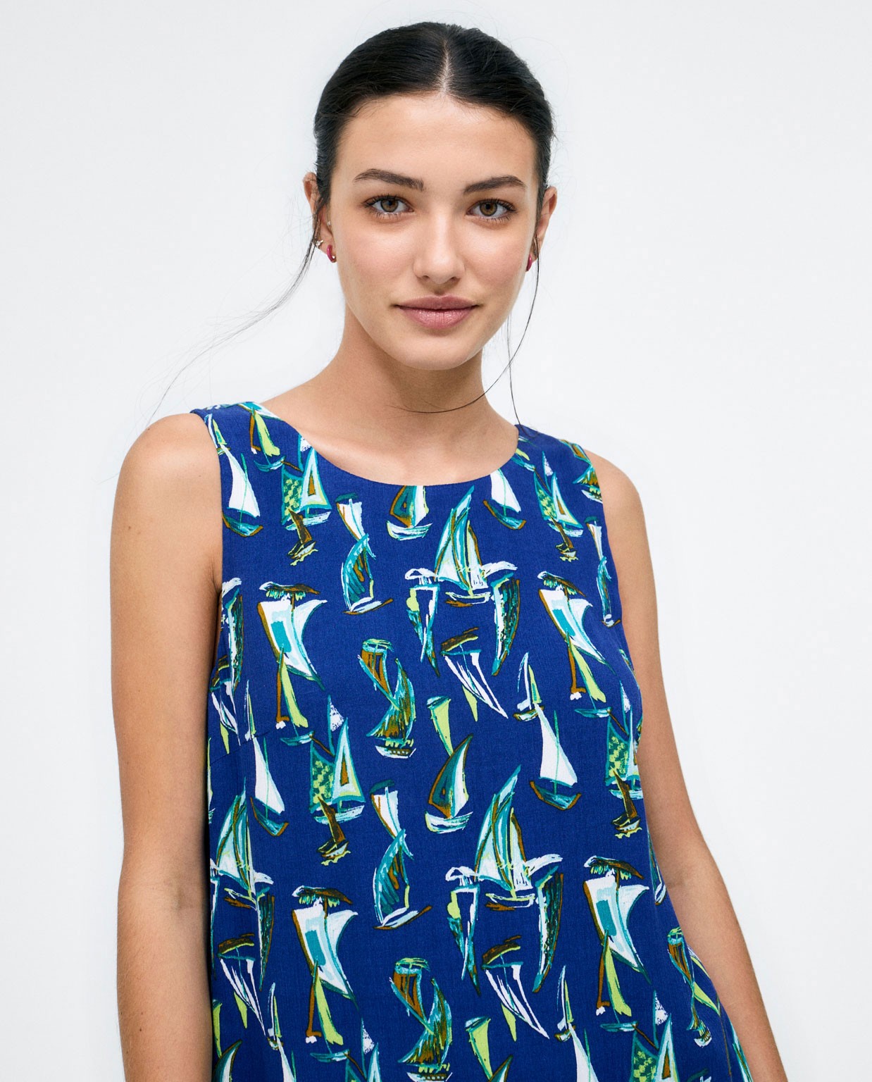 Robe courte. Dos froncé. Impression  Bleu