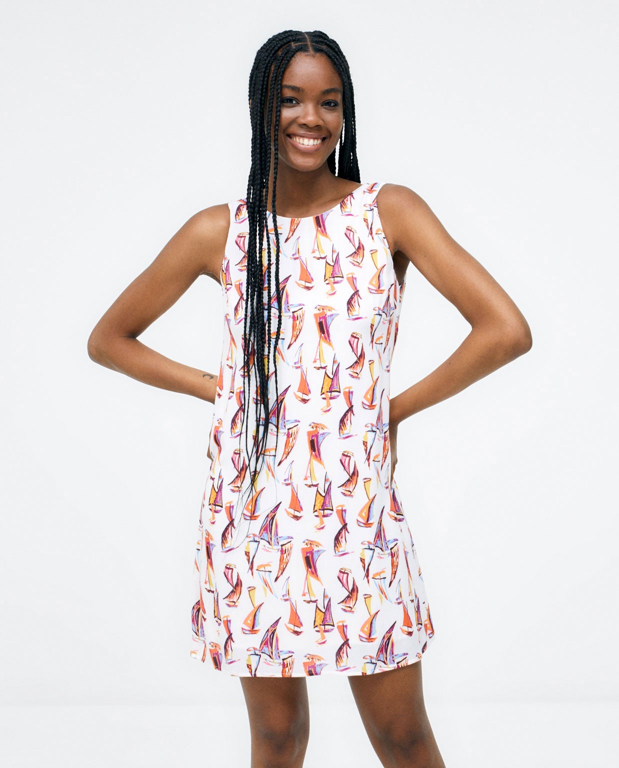 Robe courte. Dos froncé. Impression  Multi