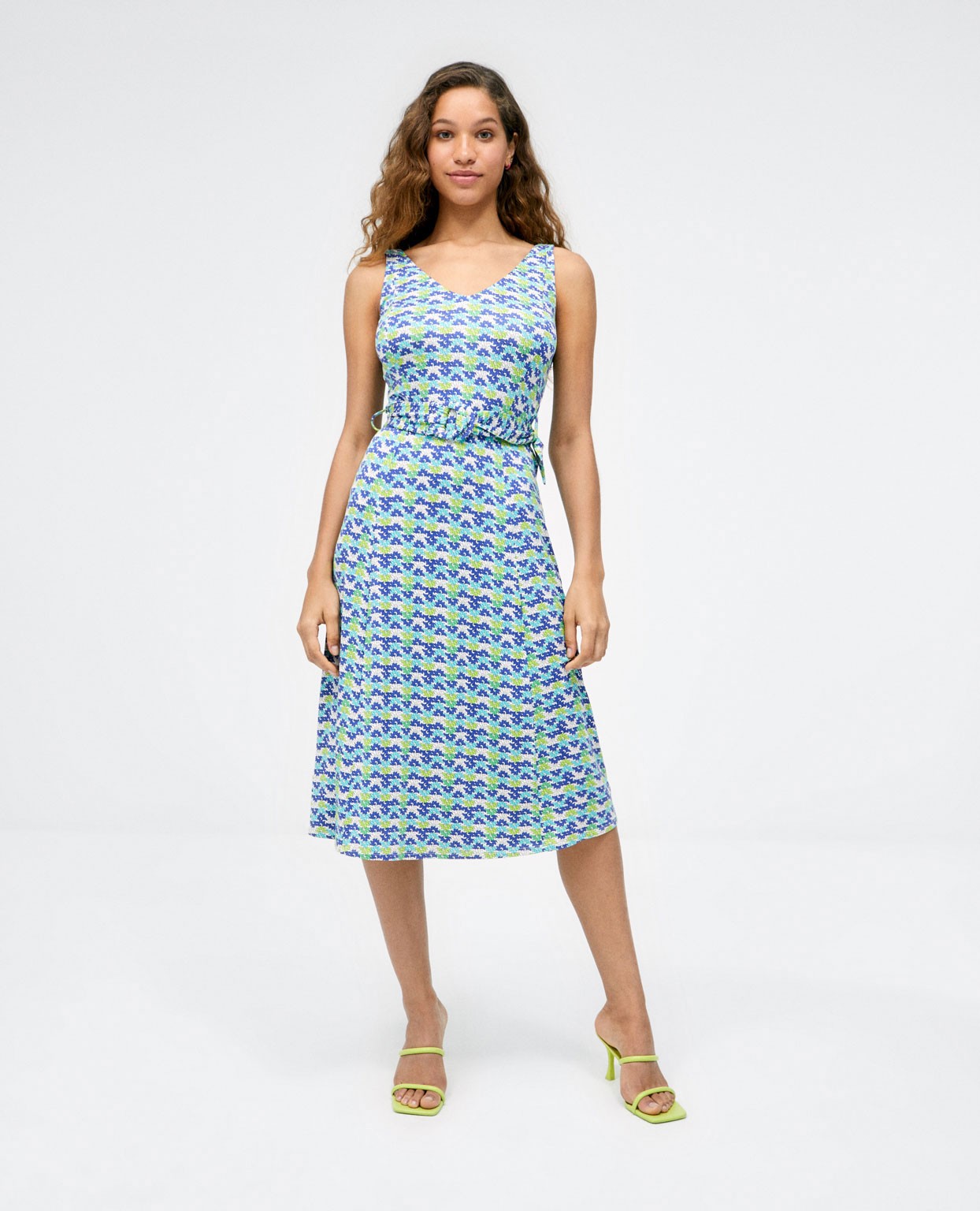 Robe midi à bretelles. Elastique. Imprimé Bleu