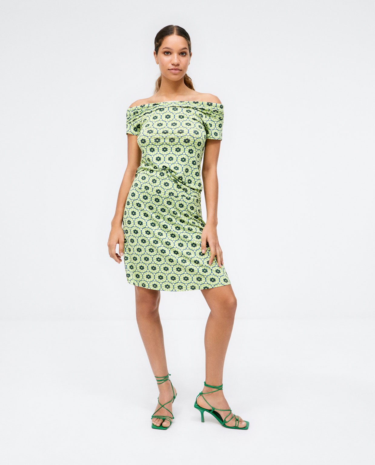 Jupe courte et évasée. Taille élastiquée. Imprimé Vert