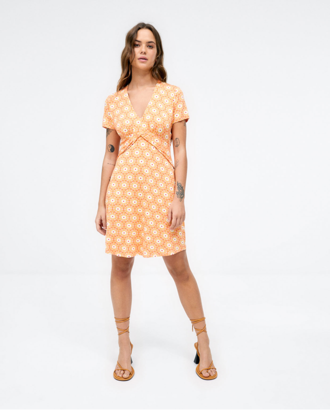 Robe courte. Col en V et...