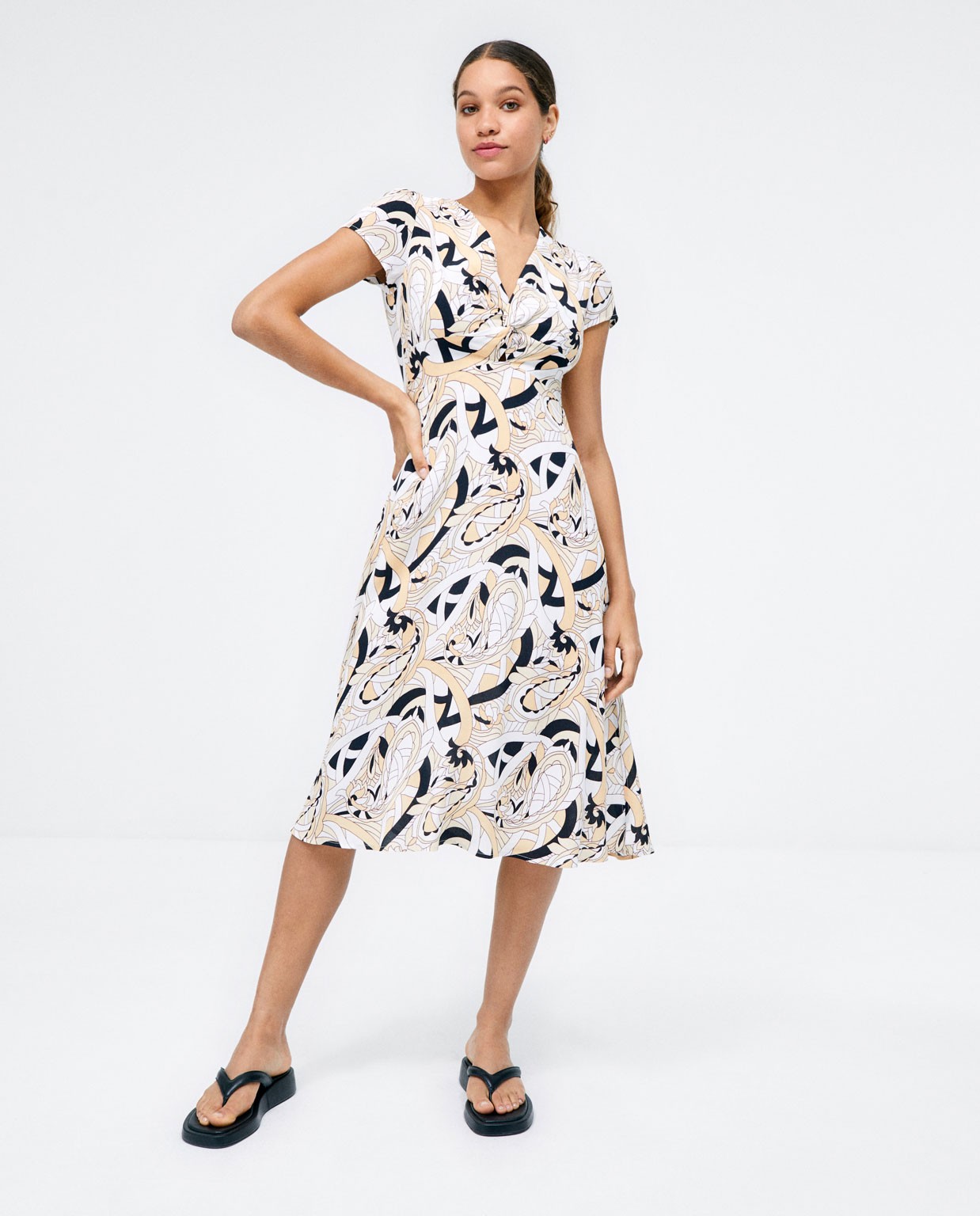 Robe midi avec col en V et drapé. Imprimé  Beige