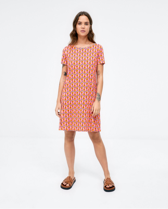 Robe courte. Encolure...