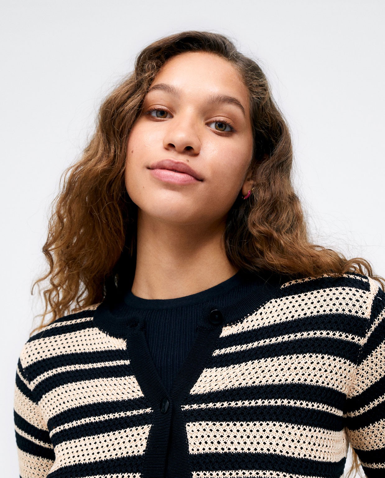 Cardigan court en tricot. Sans collier. Rayures Noir