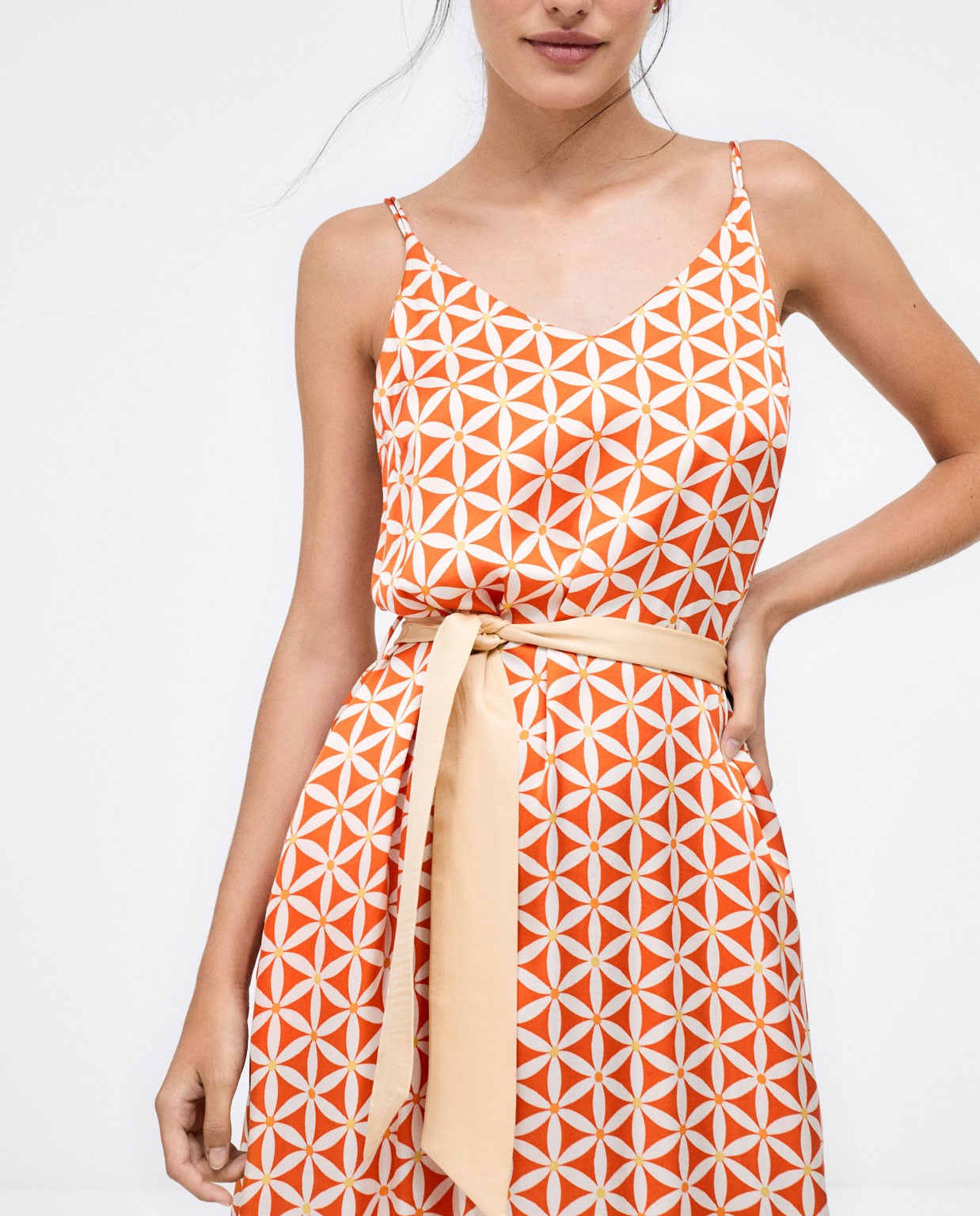 Robe midi avec bretelles et ceinture. Imprimé Orange