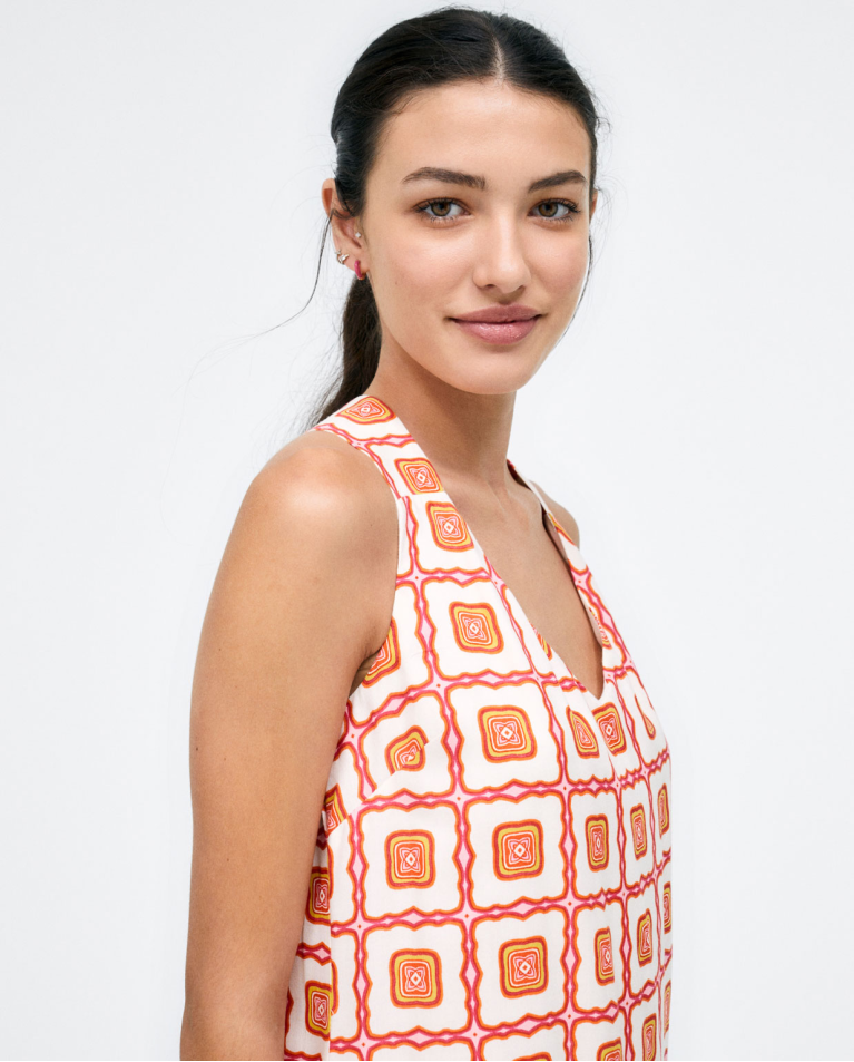 Robe courte avec bretelles. Col V imprimé Corail