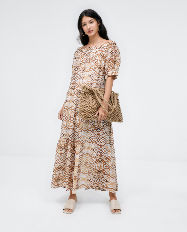 Robe longue décolletée. Beige