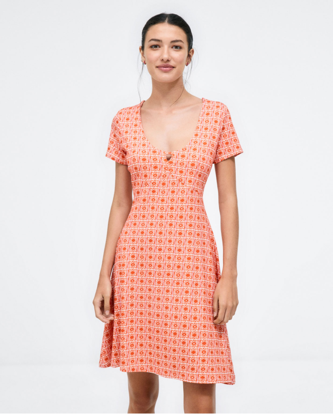 Robe courte, manches...