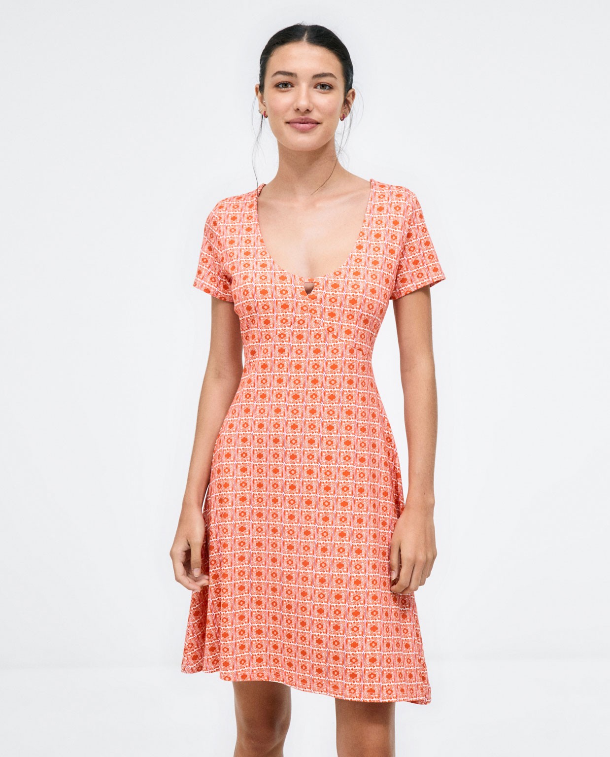 Robe courte, manches courtes. Elastique.  Orange